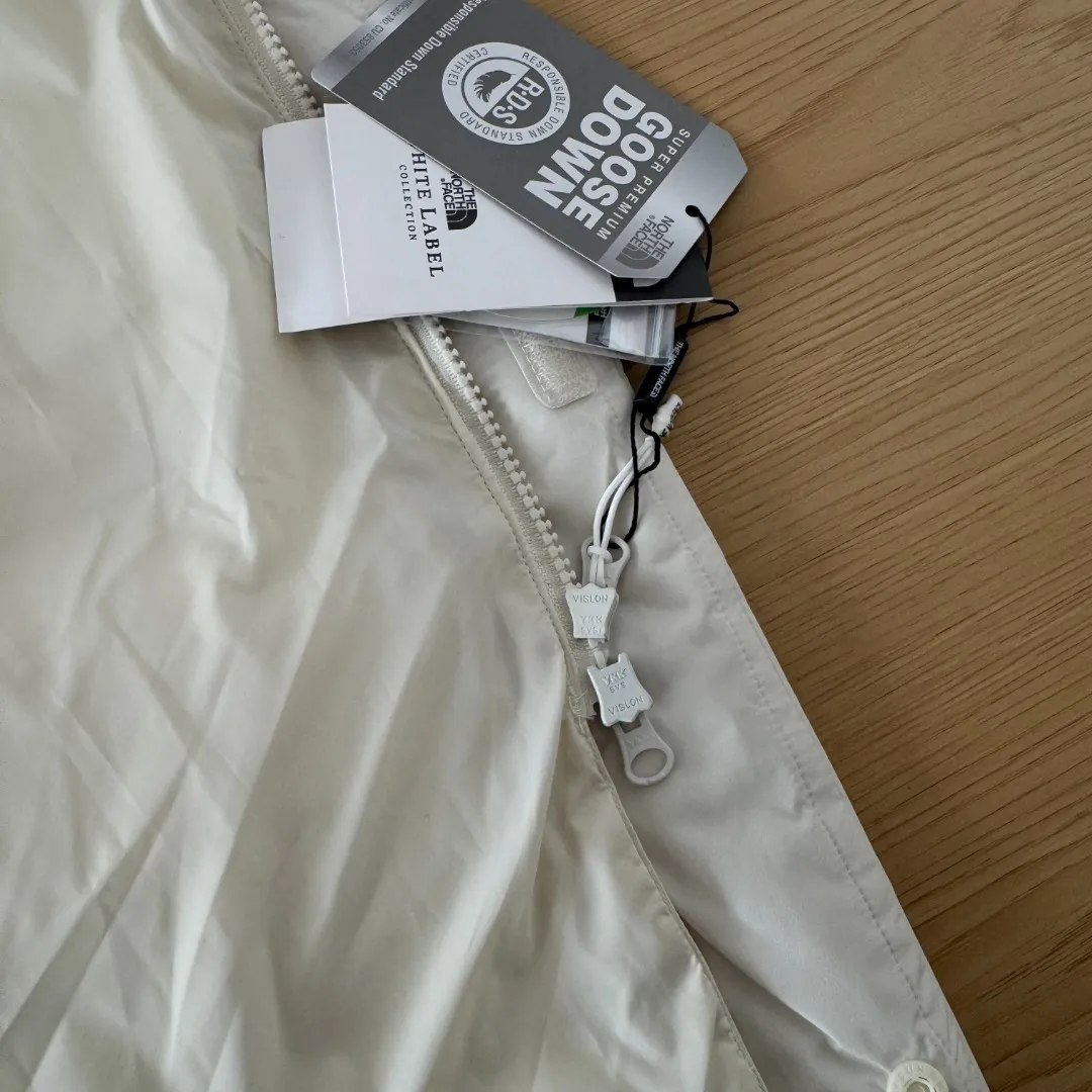 Photographed at home, please do not pass it off as a stolen photo! Style number: Y 68-𝐓𝐡𝐞 𝐍𝐨𝐫𝐭𝐡 𝐅𝐚𝐜𝐞 /F 22 North Face long down jacket Shin Min Ah Same Style ❶Fabric: Made of 100% polyester fiber, dry to the touch, water-repellent fabric. ❷Filling: It is also filled with 80% goose down, and the fluffy and warm effect is very good. ❸Embroidery: Using imported Tajima Embroidery Ten Thousand Needle Embroidery, using imported No. 7 needles and Japanese Queen Embroidery Thread to ensure that each word is full of work and has a clear three-dimensional sense. ❹The zipper is customized by Yoshida YKK original factory, with clear engraving and perfect and smooth texture. Size: XS S M L XL XXL Color: Black White